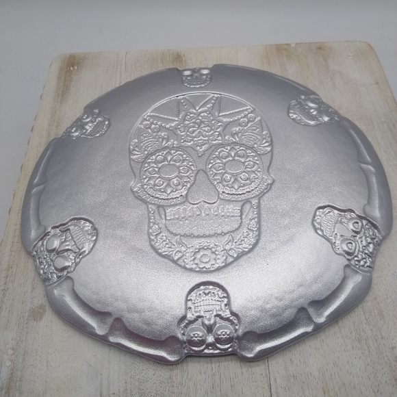 ☠️Handmade Glass Skull Plate - Picture 3 of 3
